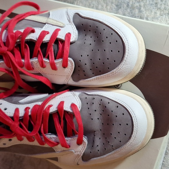 Travis Scott Jordans - Picture 3 of 12